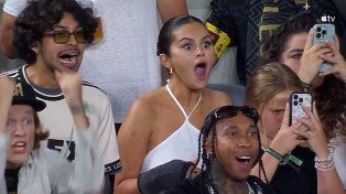 Tampoco Leonardo Di Caprio pasó inadvertido en un palco del BMO Stadium. Selena Gómez, Owen Wilson y el Príncipe Harry admiraron las jugadas de Lionel Messi
