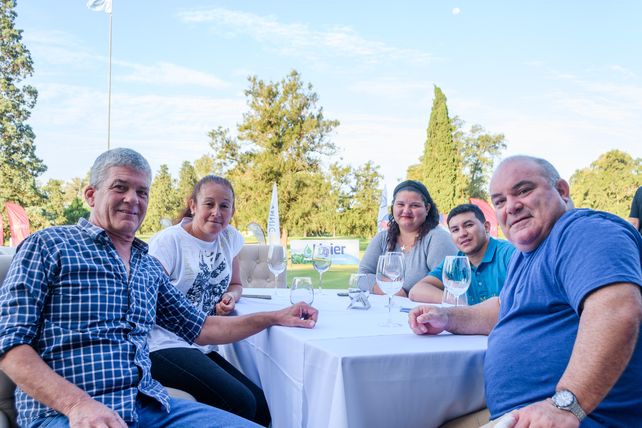 Tiburcio Benegas, Inés Soucedo, Carola y Carlos Martínez y Tomás Casiello.