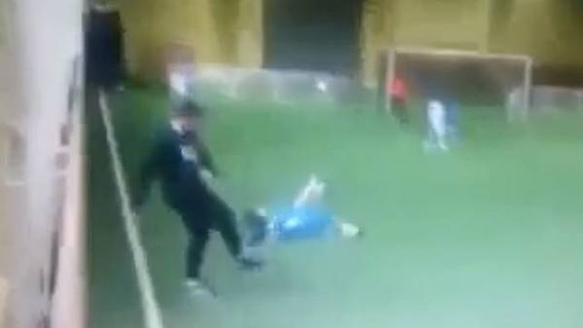 El director técnico le propinó una patada tan fuerte que el pequeño salto por los aires.
