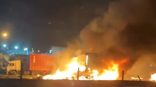 Chocaron dos camiones en la Panamericana y el que llevaba combustible explotó