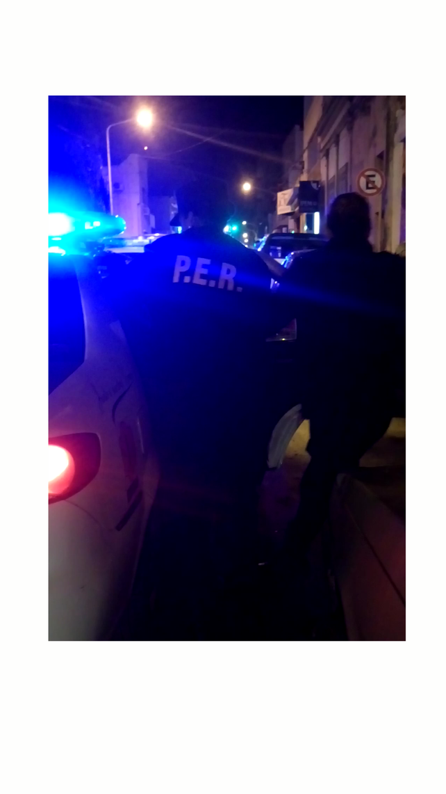 El momento en que la policía detuvo a la joven con su pequeño hijo. 