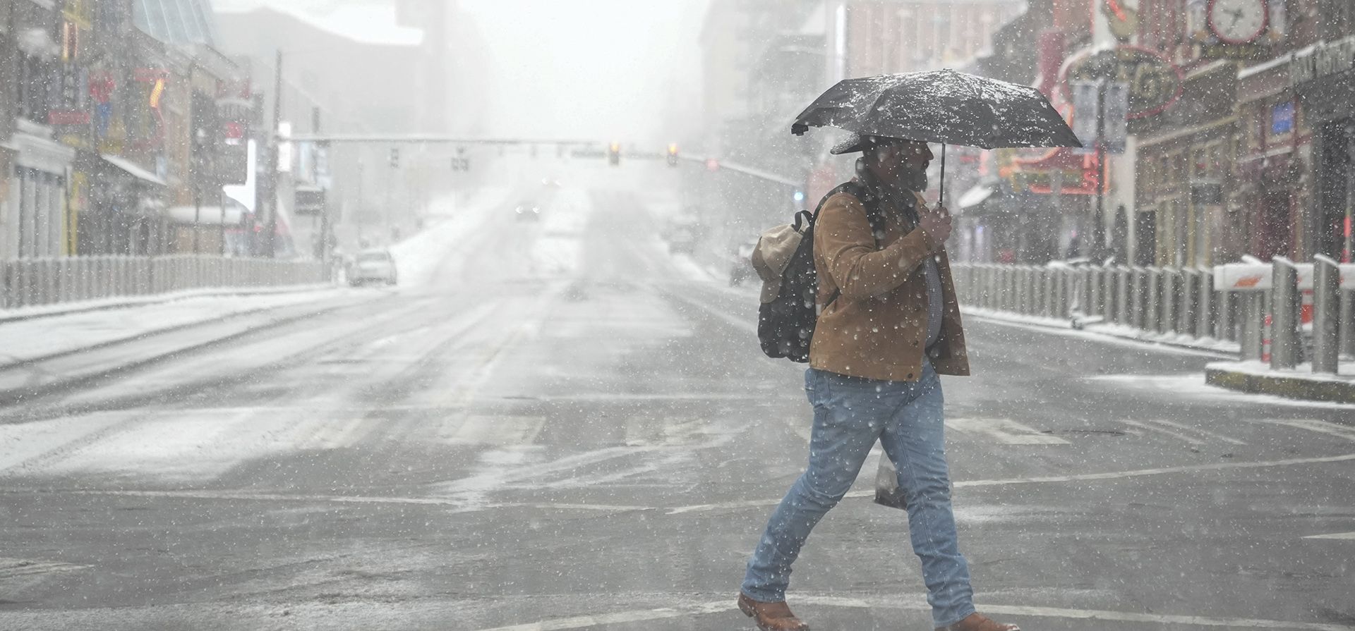 Una persona camina por Broadway bajo la nieve el viernes 10 de enero de 2025 en Nashville, Tennessee. (Foto AP/George Walker IV) Una persona camina por Broadway bajo la nieve el viernes 10 de enero de 2025 en Nashville, Tennessee. (Foto AP/George Walker IV)