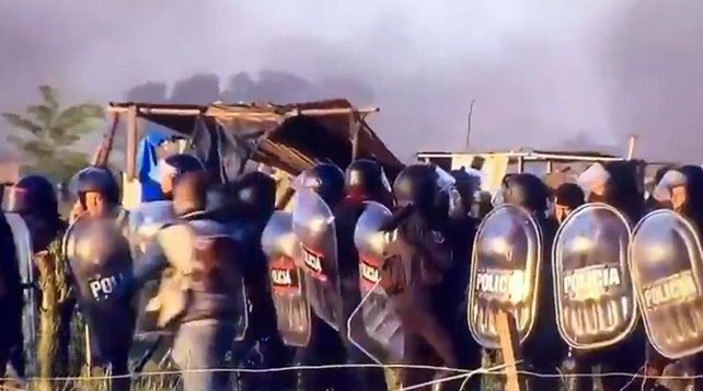 Guernica: incidentes entre ocupantes de terrenos y la policía durante un desalojo