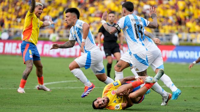 Otamendi levanta los brazos advirtiendo que no hubo falta. Minutos después el árbitro cobró penal.