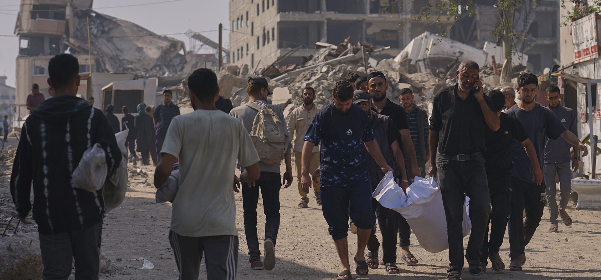 Palestinos cargan el cuerpo de una persona que falleció anoche mientras intentaba acceder a ayuda humanitaria, cerca del Hospital Al-Shifa, en la ciudad de Gaza, el miércoles 11 de junio de 2025. (Foto AP/Jehad Alshrafi) Palestinos cargan el cuerpo de una persona que falleció anoche mientras intentaba acceder a ayuda humanitaria, cerca del Hospital Al-Shifa, en la ciudad de Gaza, el miércoles 11 de junio de 2025. (Foto AP/Jehad Alshrafi)