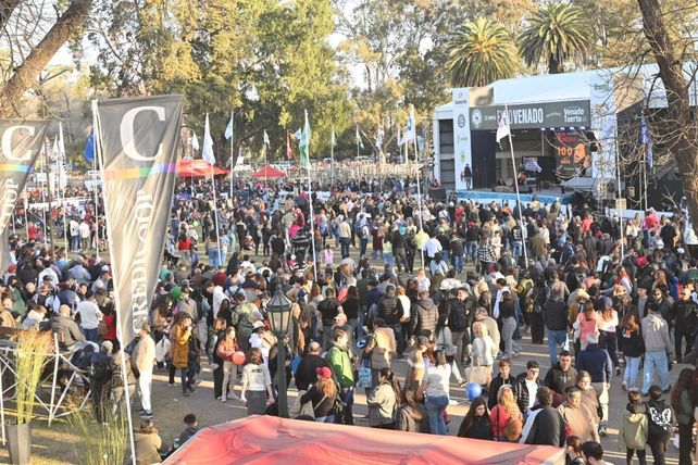 Los discursos encabezados por el intendente Leonel Chiarella y la presidente de la Sociedad Rural