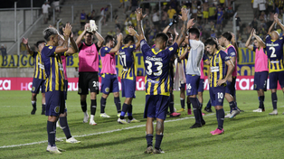 Los jugadores de Central celebran en San Nicolás. De espaldas, Emanuel Coronel, el primero de los seis refuerzos en ser titular.