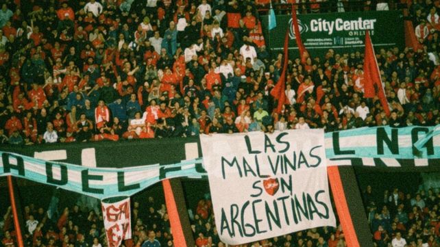 Malvinas, presente en el fútbol argentino: la bandera de la selección copó las canchas del país