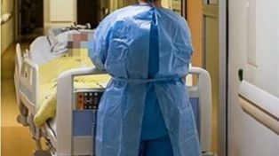 A un hombre le extrajeron más de un kilo de clavos y tornillos del estómago