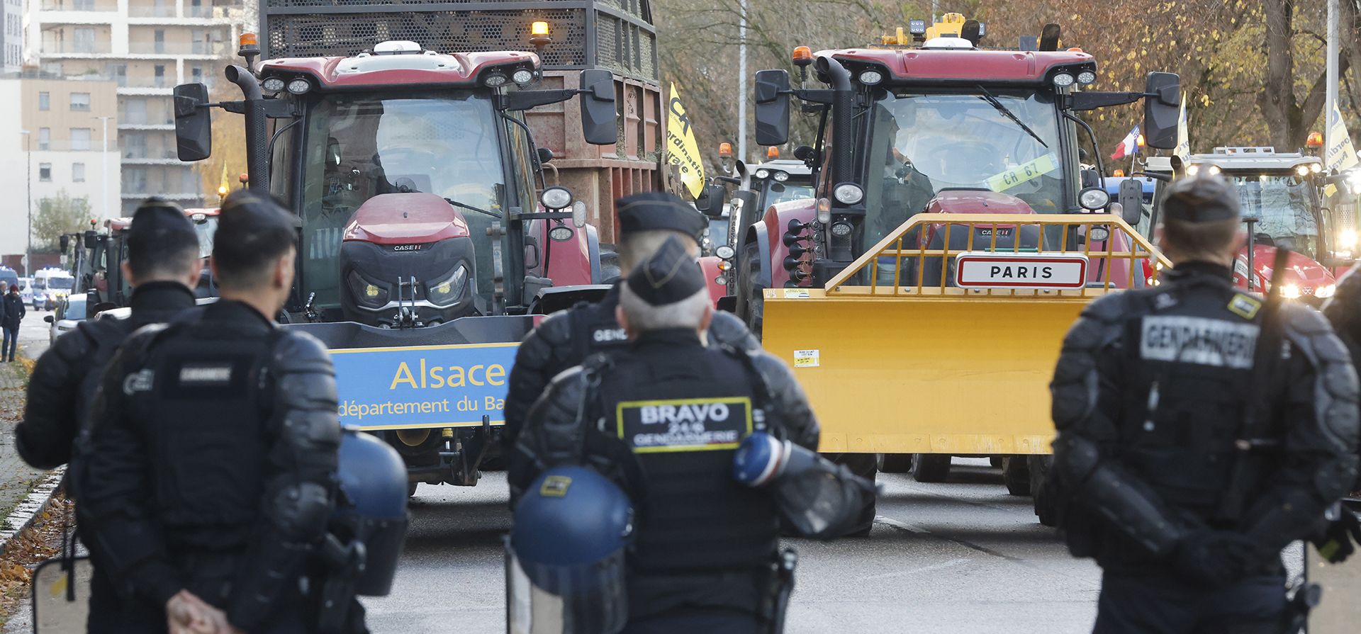 La policía bloquea el paso de agricultores que protestan contra el tratado comercial del Mercosur, el martes 26 de noviembre de 2024, en Estrasburgo, este de Francia. (Foto AP/Jean-Francois Badias) La policía bloquea el paso de agricultores que protestan contra el tratado comercial del Mercosur, el martes 26 de noviembre de 2024, en Estrasburgo, este de Francia. (Foto AP/Jean-Francois Badias)