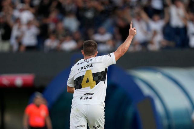 El lateral neozelandés anotó un golazo desde afuera del área.
