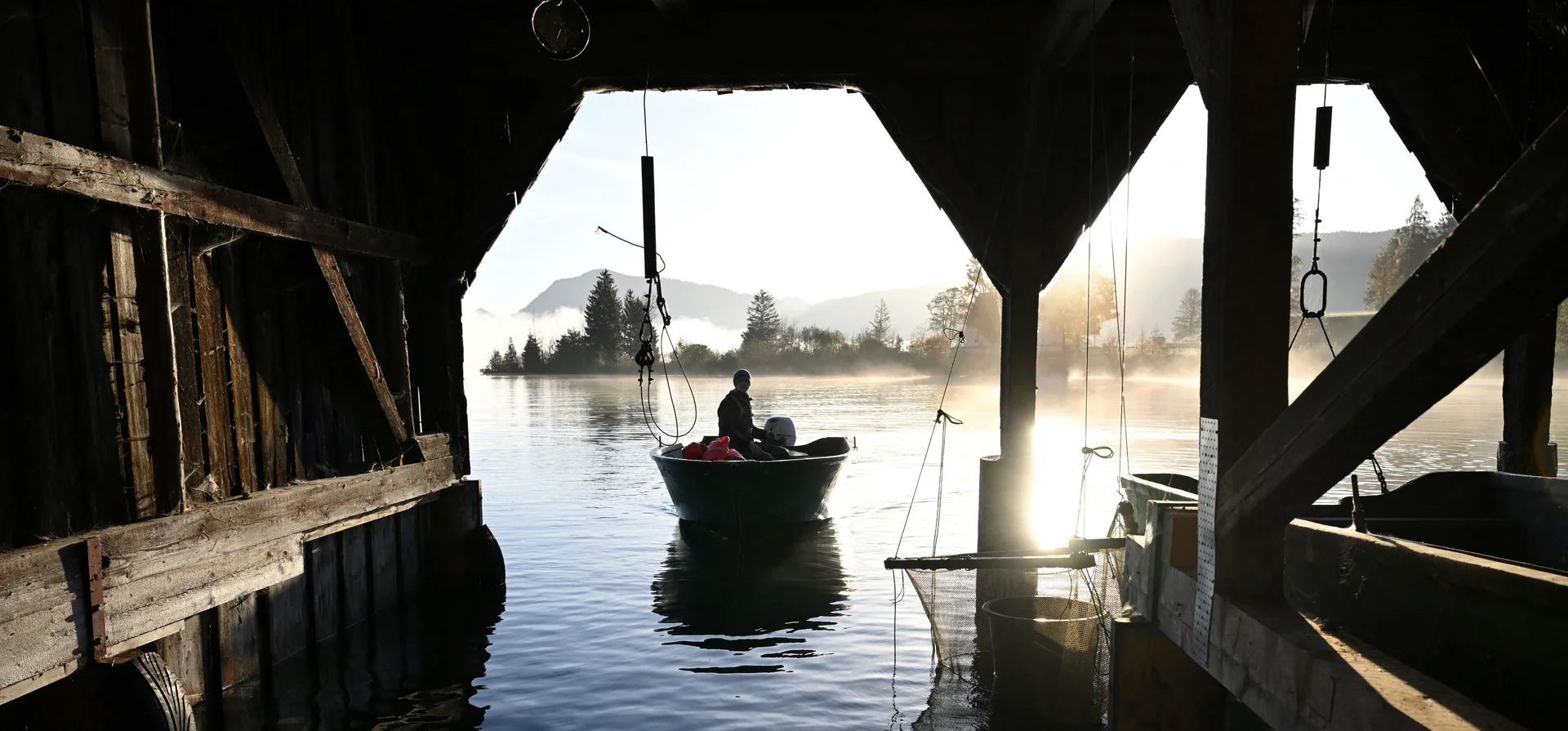 Kilian Boehm, un joven pescador profesional, regresa a casa después de pescar percas en las primeras horas de la mañana, Walchensee, Alemania. Fotografía: Angelika Warmuth/Reuters Kilian Boehm, un joven pescador profesional, regresa a casa después de pescar percas en las primeras horas de la mañana, Walchensee, Alemania. Fotografía: Angelika Warmuth/Reuters