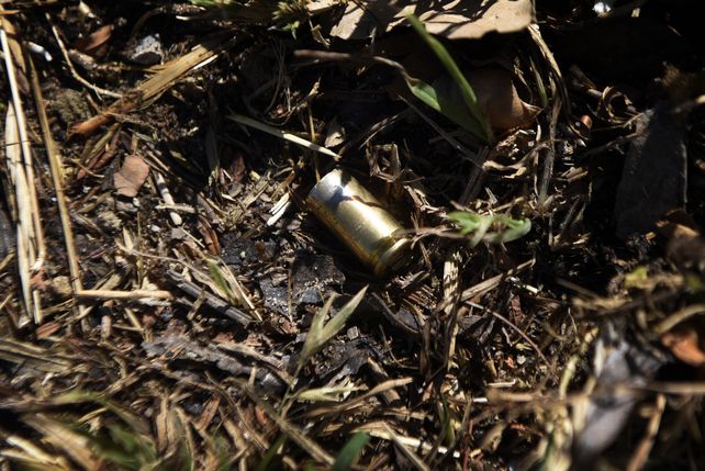 Una vaina servida calibre 9 milímetros en la escena del crimen de Rodrigo Nicolás Suárez. 