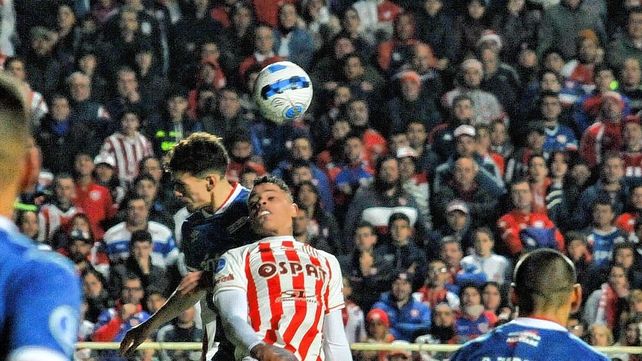 Jonatan Álvez se retiró con una molestia en la rodilla y será sometido a un estudio para determinar el diagnóstico.