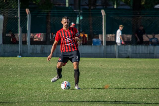 Defensor y goleador. Emiliano Bonomelli se despachó con tres goles en el presente torneo de primera división.   
