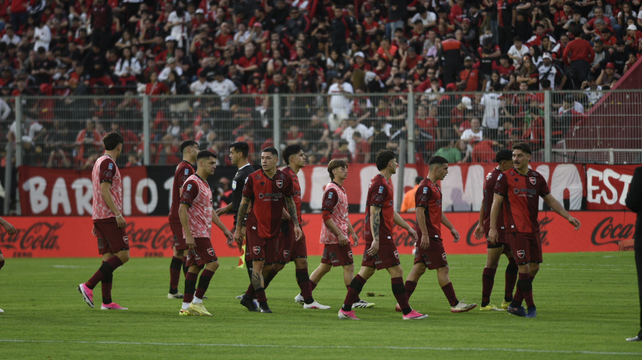 Franco Escobar se retira de la cancha con sus compañeros. El lateral de Newells brindó seguridad.