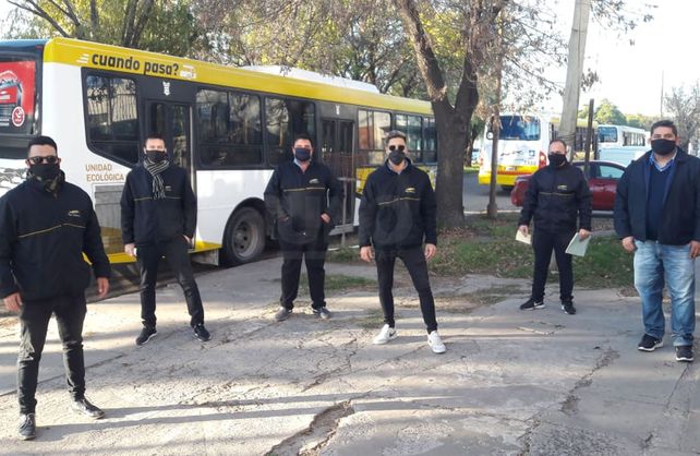 Conflicto sin salida: los colectivos salieron a la calle en protesta por la falta de pago