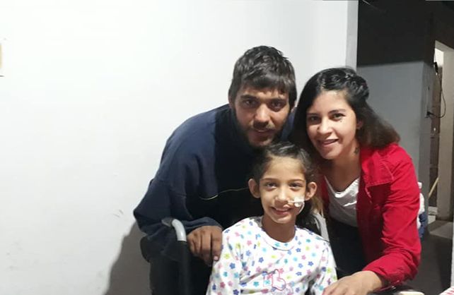 Yasmin junto a sus padres