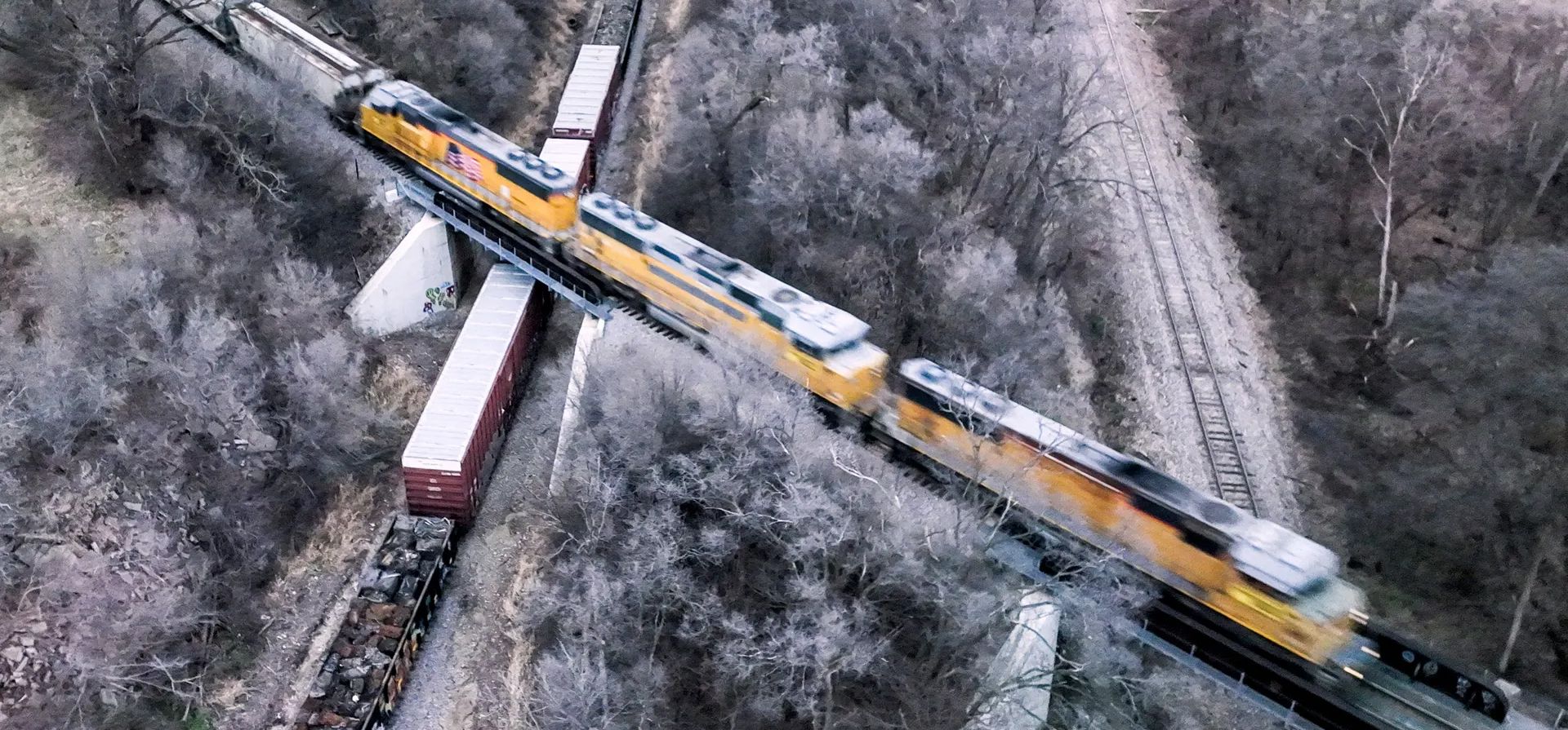 Wisconsin, Estados Unidos. Un tren de carga pasa sobre vagones estacionados en Janesville Fotografía: Tannen Maury/EPA