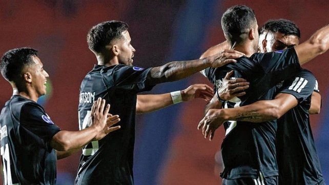 Riestra ganó de local.