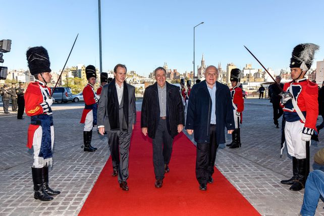 Imagen del ingreso de los tres gobernadores de la Región Centro.&nbsp;