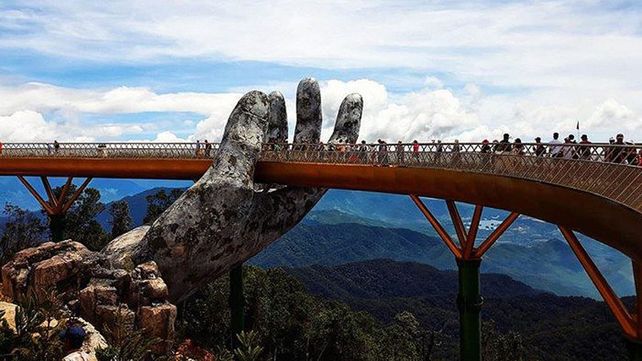 El increíble Puente de oro sostenido por dos manos deslumbra a los visitantes de Vietnam