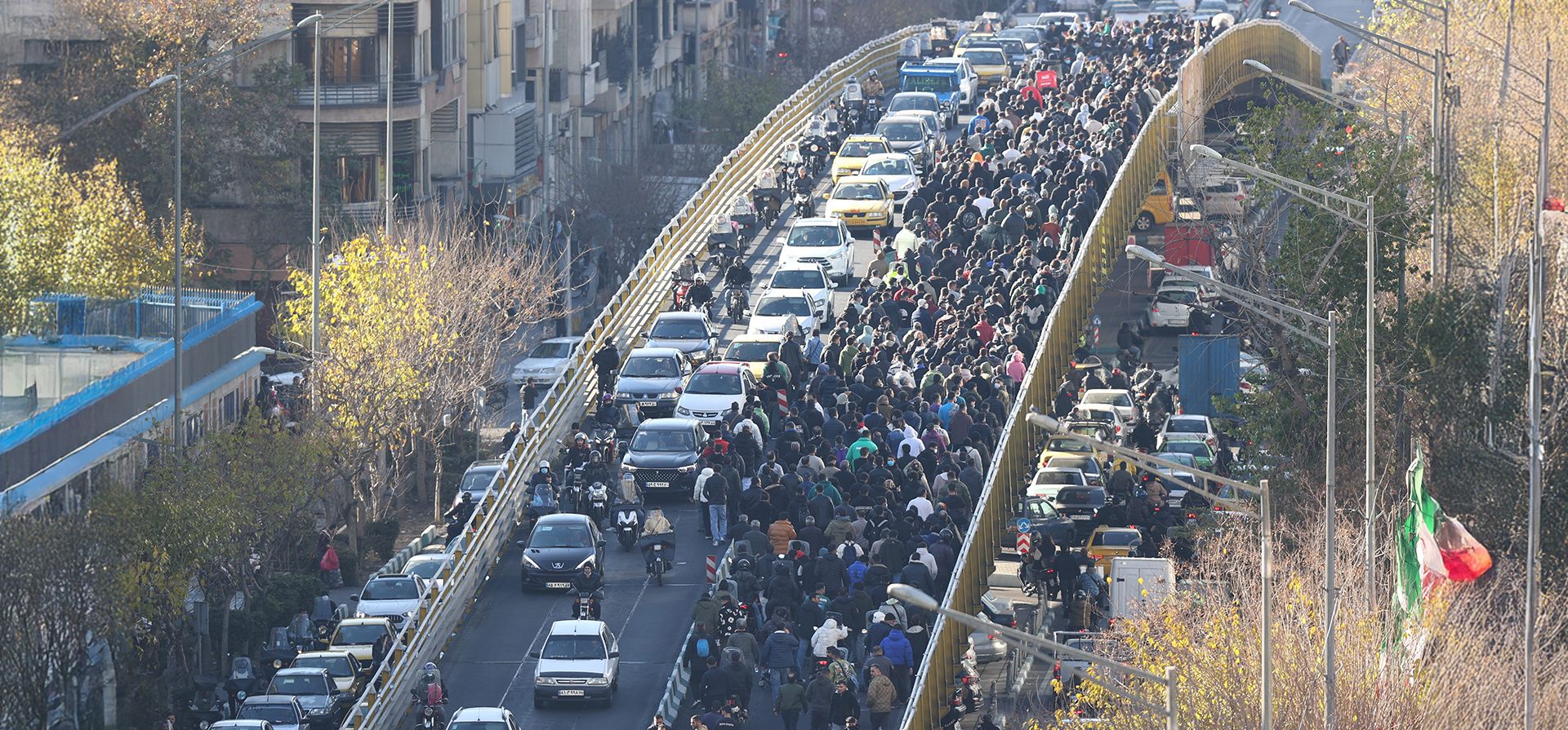 Manifestantes marchan en el centro de Teherán, Irán, contra la situación económica del país, el lunes 29 de diciembre de 2025. (Foto, agencia de noticias Fars vía AP) Manifestantes marchan en el centro de Teherán, Irán, contra la situación económica del país, el lunes 29 de diciembre de 2025. (Foto, agencia de noticias Fars vía AP)