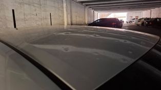 Los efectos del granizo en el techo de un auto.