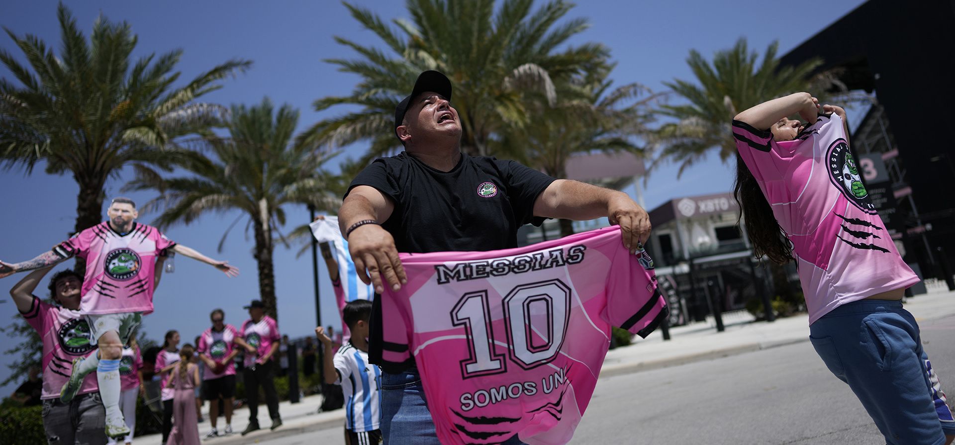 Fanáticos de Lionel Messi ondean camisetas, mientras esperan afuera del estadio DRV PNK, hogar de El club de fútbol Inter Miami de la MLS, con la esperanza de ver a Messi, el martes 11 de julio de 2023 en Fort Lauderdale, Florida. (AP Foto/Rebeca Blackwell) Fanáticos de Lionel Messi ondean camisetas, mientras esperan afuera del estadio DRV PNK, hogar de El club de fútbol Inter Miami de la MLS, con la esperanza de ver a Messi, el martes 11 de julio de 2023 en Fort Lauderdale, Florida. (AP Foto/Rebeca Blackwell)