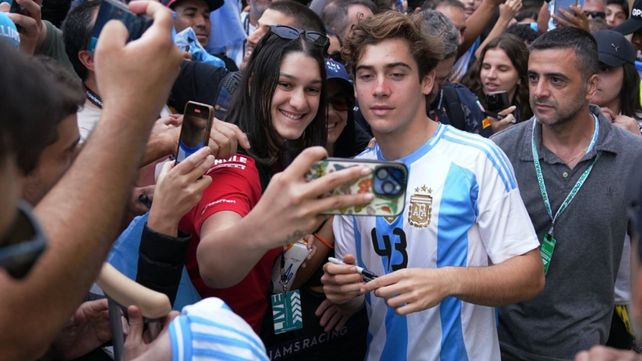 Fenómeno Colapinto. Cientos de fanáticos se agrupan junto al paddock para saludar al argentino.