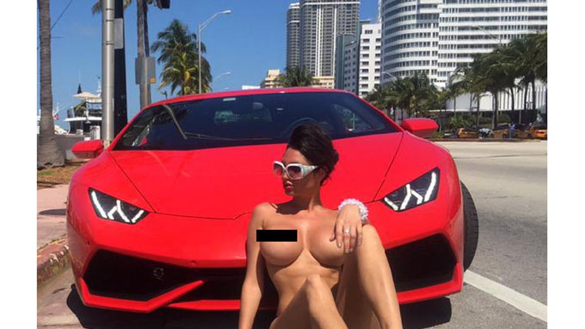 Victoria Xipolitakis se pasea desnuda por las calles de Miami