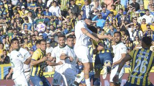 Primera clara para Central. Cabezazo de Tanlongo tras córner de Malcorra. El arquero Cambeses lo sacará.
