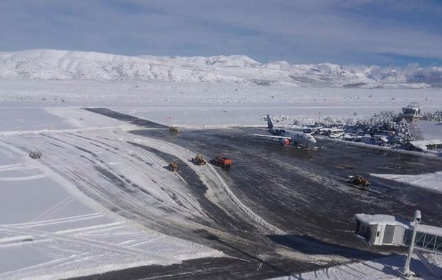 El aeropuerto de San Martín de los Andes inhabilitado por la cantidad de nieve.