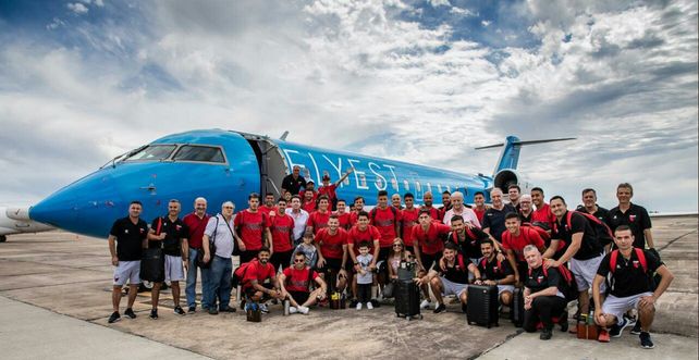 El plantel de Colón recibió una histórica despedida en su viaje en busca de la gloria