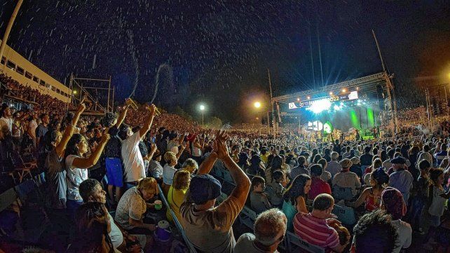 Diamante. Se viste de fiesta para recibir una vez más