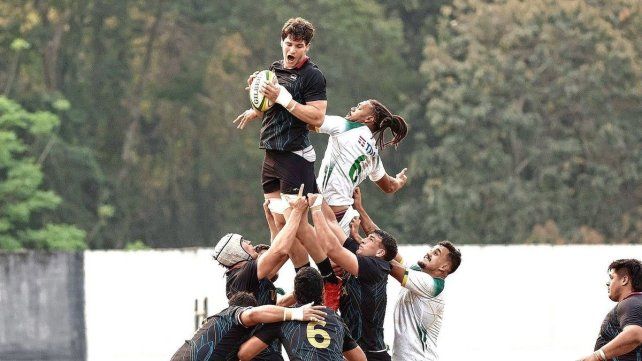 El santafesino Manuel Bernstein logrando claramente la pelota en el line out.