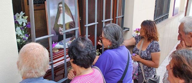 El féretro con los restos incorruptos de la monja