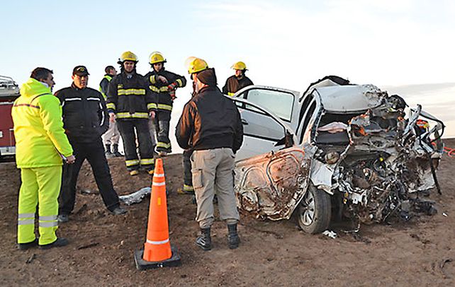 Pavoroso. Uno de los dos automóviles que chocaron de frente en la ruta 5 de La Pampa.