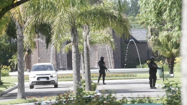 Policías custodian con armas largas el cementerio El Prado.
