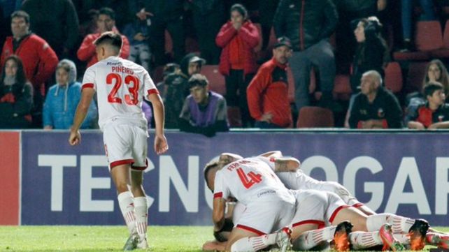 Todos los jugadores de Estudiantes encima de Kociubinski. Gran empate con Colón que lo clasificó.