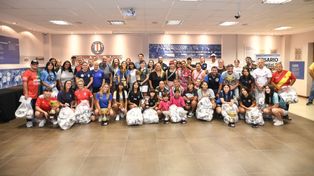 Campeonas 2024. Las mujeres disfrutaron de las copas que fueron entregadas por el presidente Mario Giammaría. &nbsp;