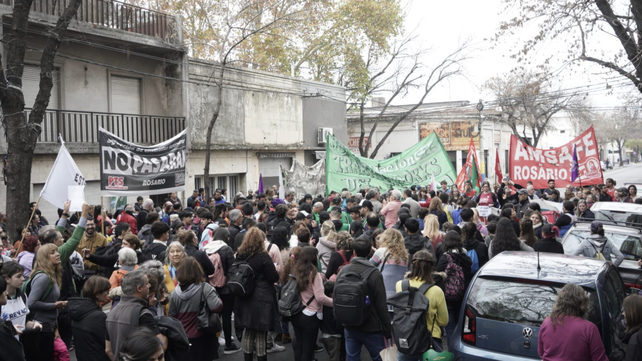 Movilización frente a las instalaciones de la Biblioteca Vigil.