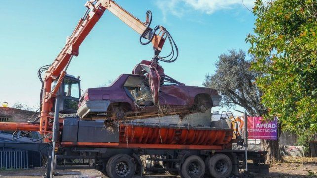 Comenzó una nueva etapa del plan de compactación de vehículos abandonados en depósitos policiales de Santa Fe  