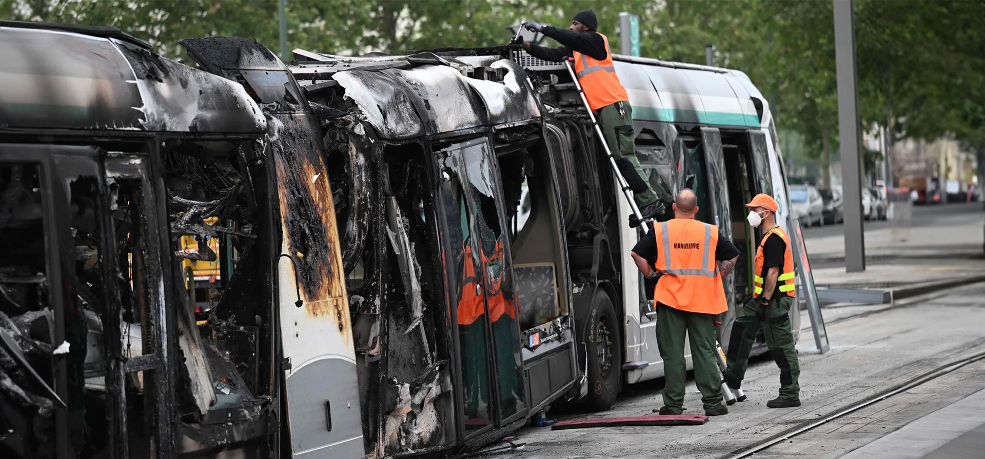 Clamart, Francia. Trabajadores del transporte al suroeste de París desmantelan un tranvía destruido durante las protestas que estallaron en la región metropolitana de París en reacción al tiroteo de la policía contra un niño de 17 años. Fotografía: Emmanuel Dunand/AFP/Getty Images Clamart, Francia. Trabajadores del transporte al suroeste de París desmantelan un tranvía destruido durante las protestas que estallaron en la región metropolitana de París en reacción al tiroteo de la policía contra un niño de 17 años. Fotografía: Emmanuel Dunand/AFP/Getty Images