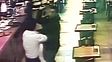 El cajero de un restaurante echó a trompadas a tres ladrones armados