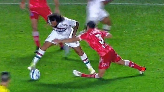 La escalofriante lesión que sufrió Luciano Sánchez por una involuntaria plancha del defensor de Fluminense Marcelo.