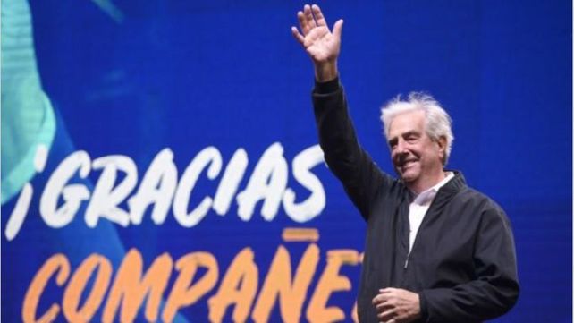 Adiós. Tabaré se despide de sus compañeros en un acto que le organizó el Frente Amplio a poco de dejar la Presidencia.