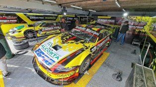 El equipo del Gurí, que terminó a contrareloj los dos nuevos autos, ya instalado en los boxes de Buenos Aires.