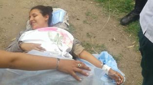 Vecinos y policías ayudaron a dar a luz a una bebé en plena calle