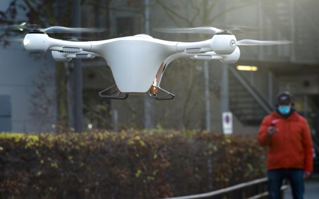 Un operador logístico de drones monitorea el aterrizaje automático del aparato con un estuche para material médico